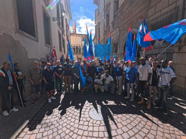 Un sit-in davanti alla Prefettura di Vicenza per un tavolo provinciale sulla sicurezza sul lavoro
